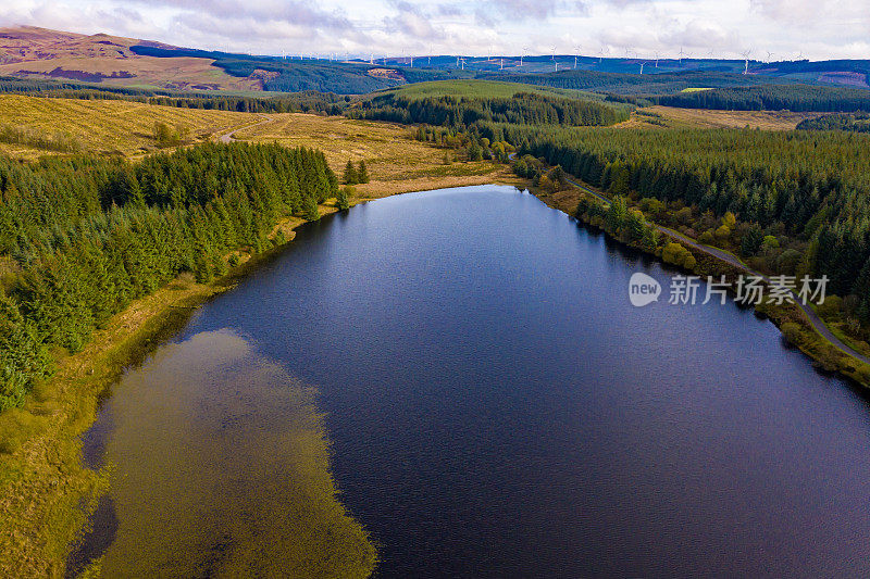 鸟瞰图的一个小苏格兰湖在邓弗里斯和加洛韦