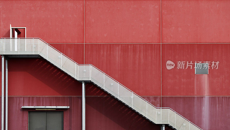 楼梯和红墙