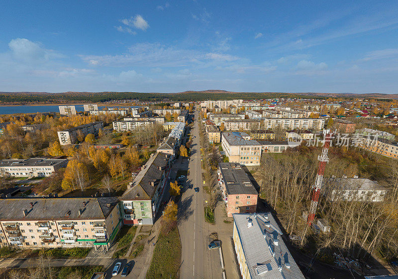 Polevskoy市南部鸟瞰图。斯维尔德洛夫斯克地区,俄罗斯。空中,秋天,阳光明媚
