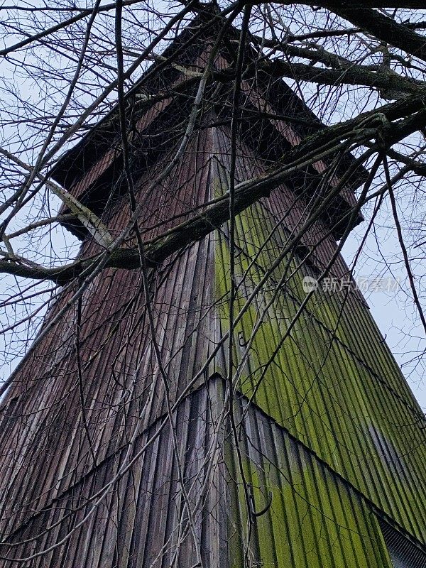 游客的木制瞭望塔