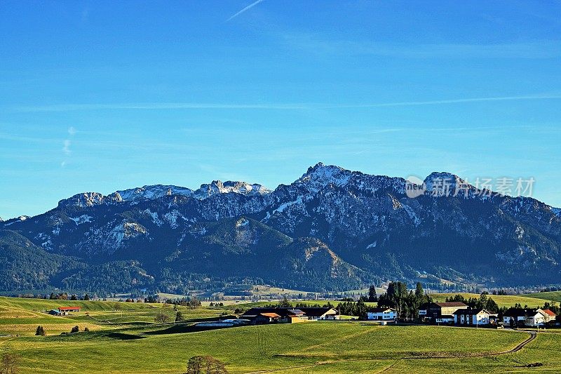 全景视图的啤酒花säuling在背景。Ost-Allgau,巴伐利亚,德国。