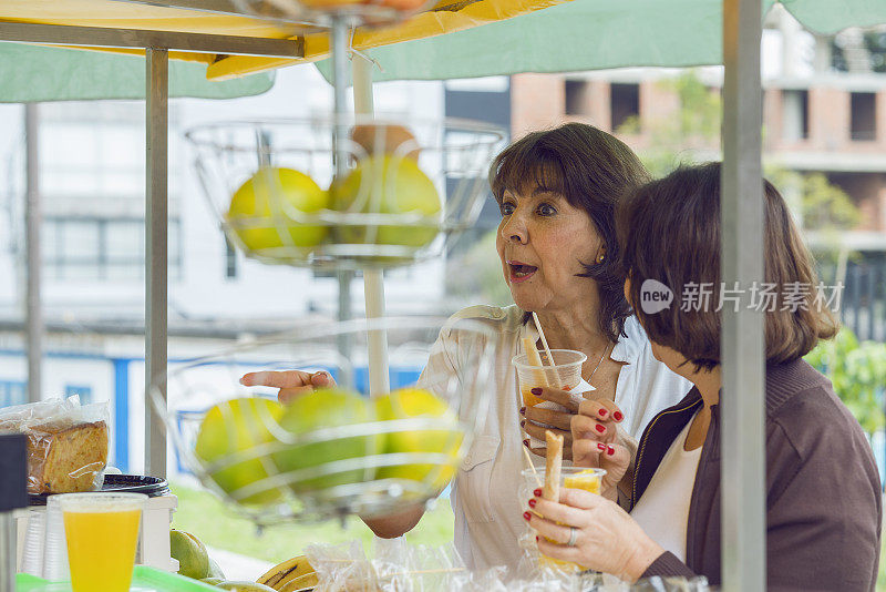 拉丁朋友在麦德林大街上吃水果