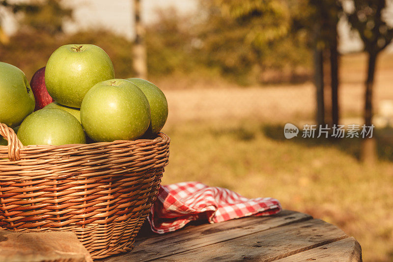 近距离的苹果在一个篮子的户外