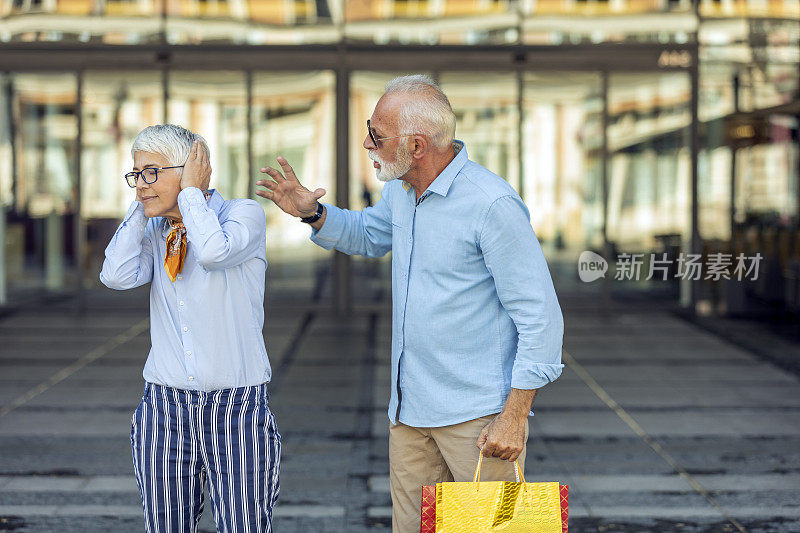 老男人在购物后和妻子争吵