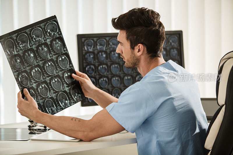肿瘤学家分析脑瘤病人的x射线扫描图