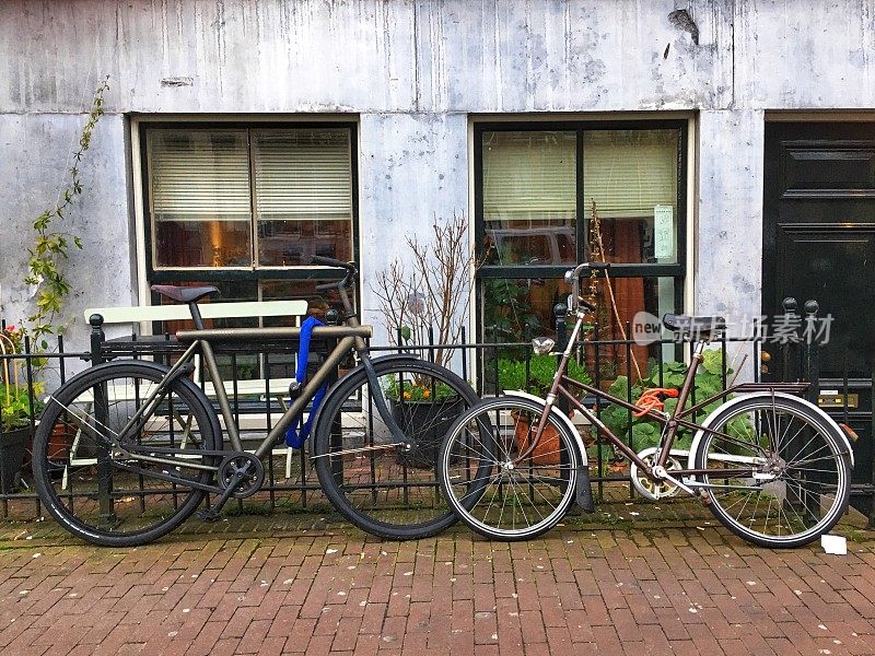 阿姆斯特丹城市街道上停放着两辆自行车