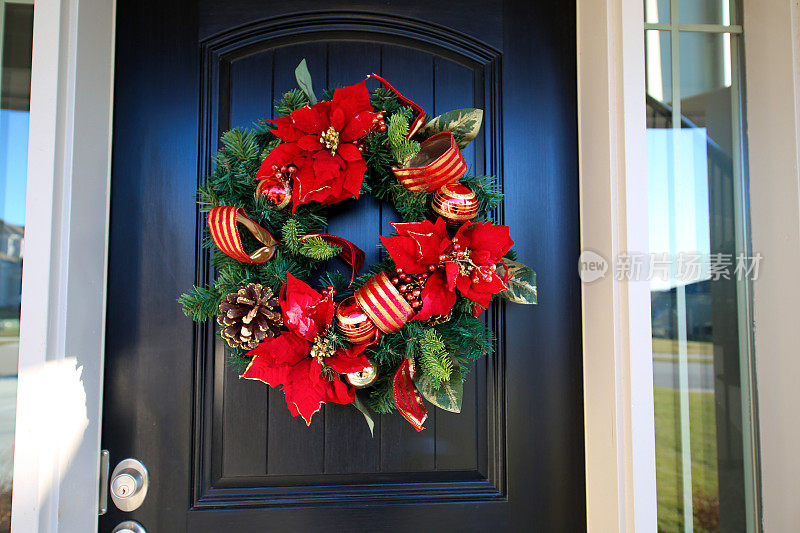 黑色的门和红色的圣诞花环