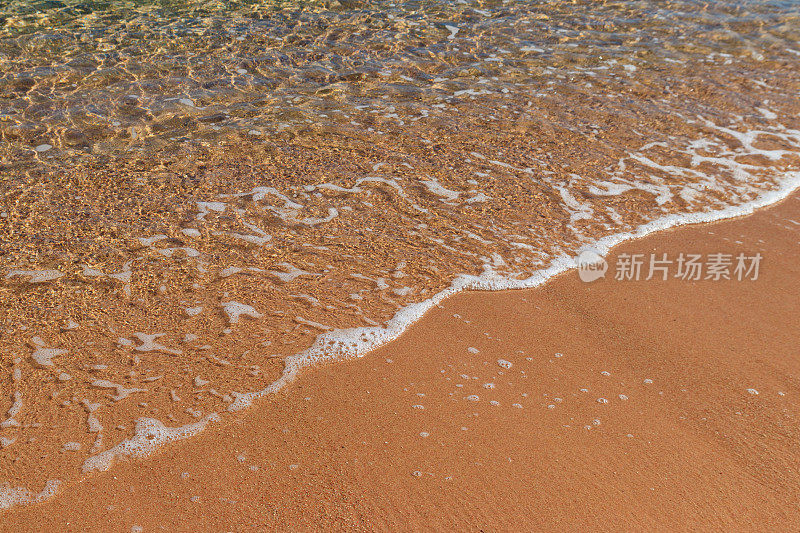 柔软的海浪在沙滩上