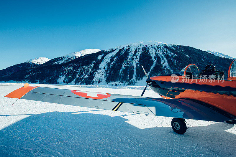 橙色特技飞机在雪地里