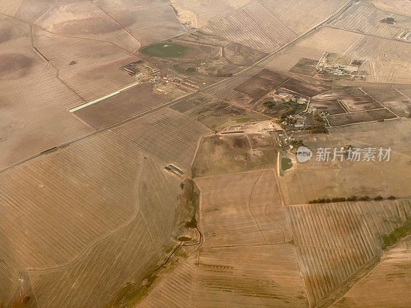 从空中俯瞰南非干旱的农田