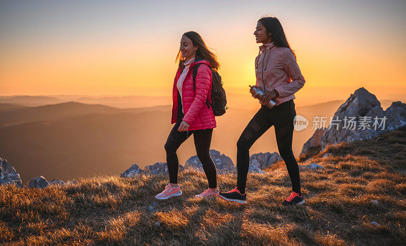 徒步登山的白人和印度女性