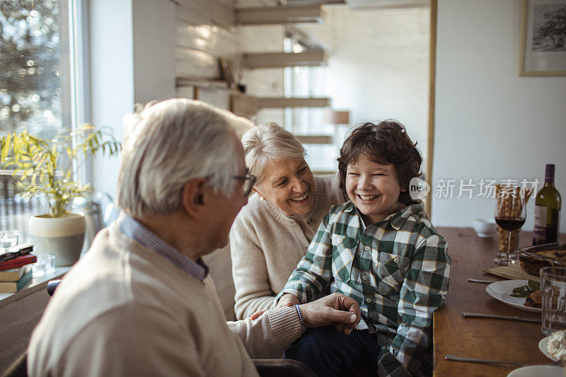 与祖父母共度时光