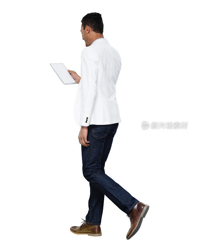 非裔美国人年轻男性走在白色背景前，穿着纽扣衬衫，使用数字平板电脑
