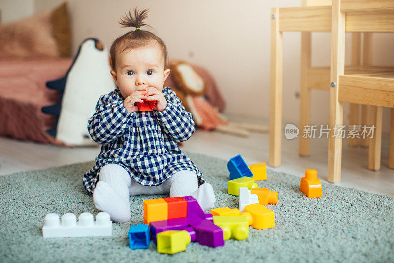 宝宝玩五颜六色的积木。孩子们玩