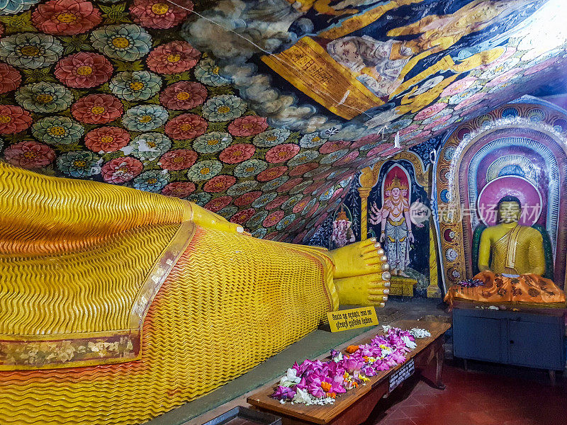 卧佛在Aluvihare岩石寺庙在斯里兰卡