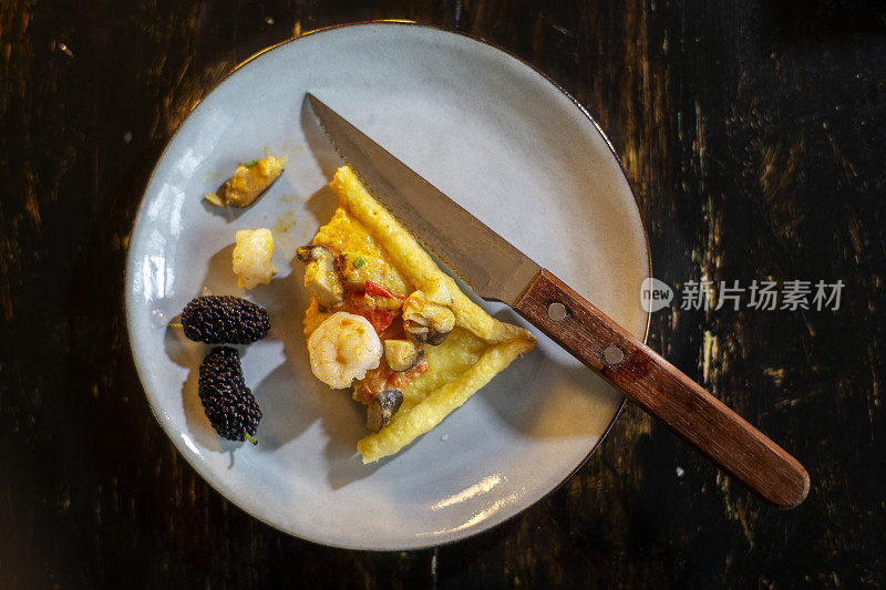 一片自制派，上面淋上虾仁、蘑菇和番茄肉汁