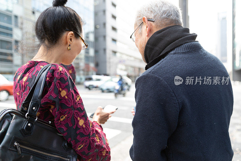 2个人在等出租车