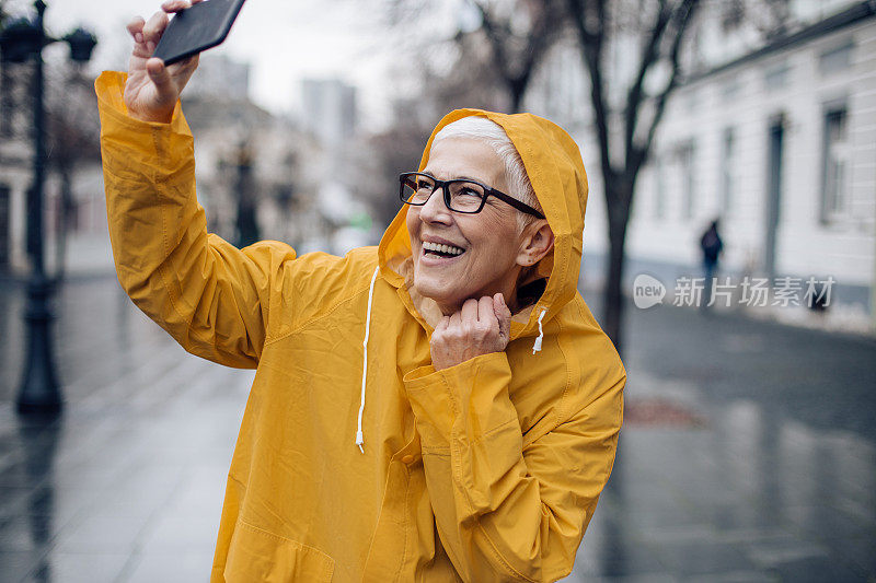 穿休闲装的迷人女人