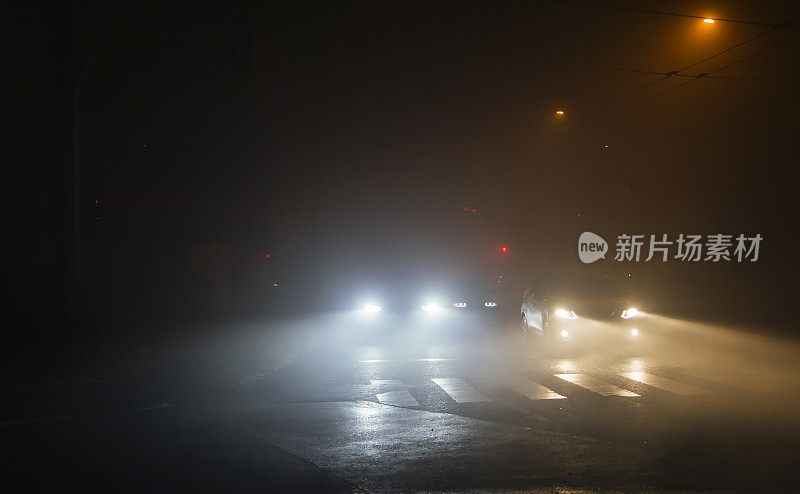 在一个多雾的冬夜，城里的交通状况