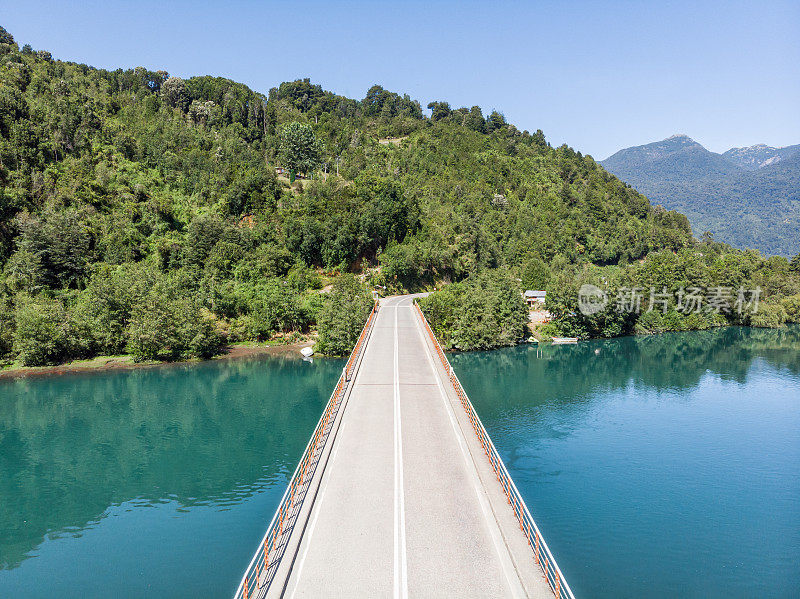 智利南部的Petrohue河上的桥