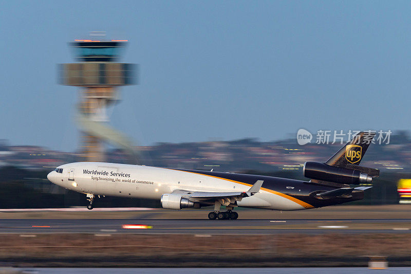 联合包裹运送服务(UPS)麦道MD-11F货运飞机在日落后从悉尼机场起飞。