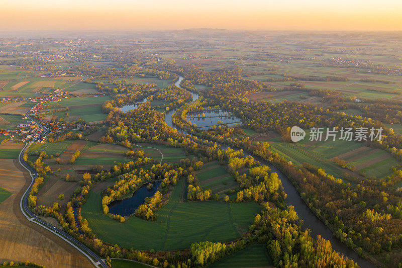 鸟瞰图的穆拉河和拼凑的田野在日落，普雷克穆里耶地区，斯洛文尼亚