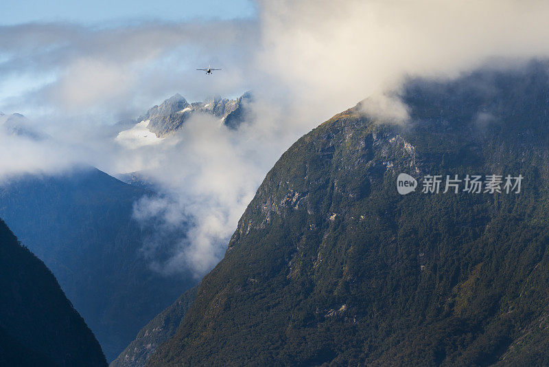 位于新西兰峡湾国家公园的米尔福德海湾的美丽风景