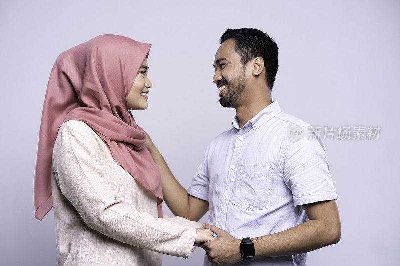 亚洲马来男子向他的女朋友求婚