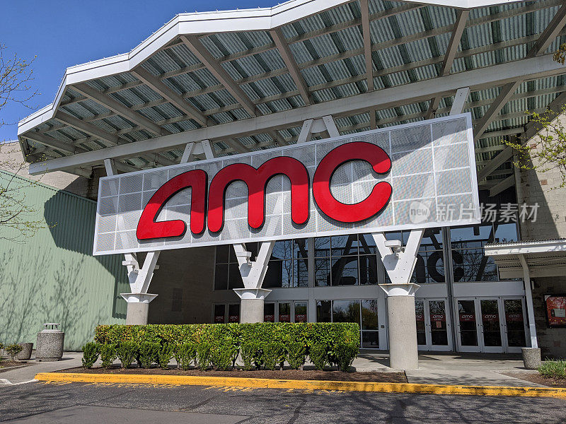 一个阳光明媚的日子，低角度的AMC电影院的外部视图。