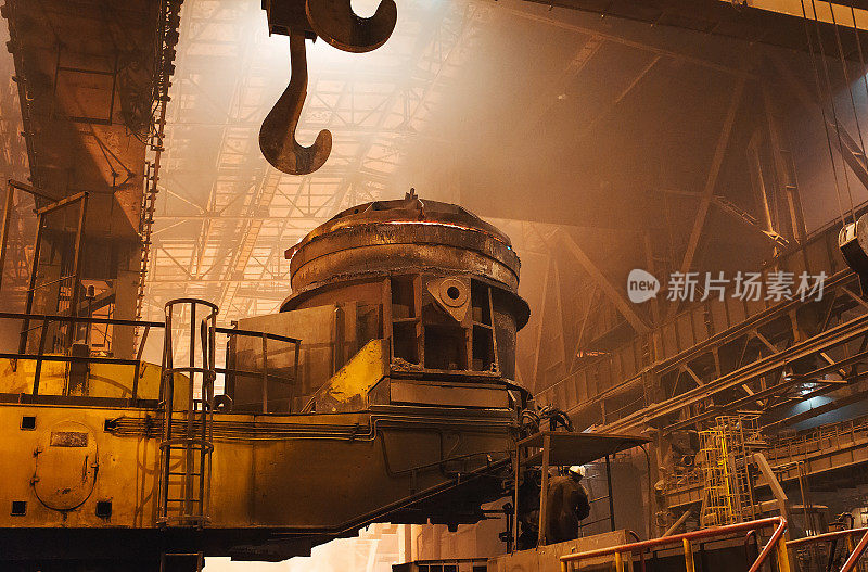 在钢铁厂熔化金属。熔化炉的高温。冶金行业。制造金属管的工厂。