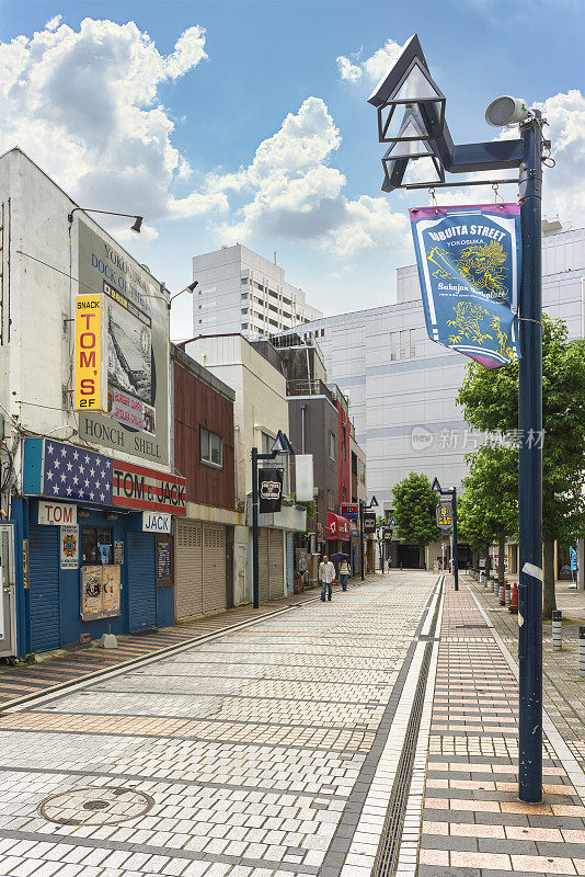 横须贺海军基地的水兵中著名的渡部田街娱乐区。