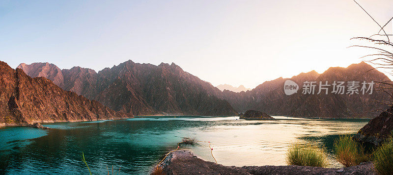 日落在阿联酋迪拜的哈塔大坝湖全景