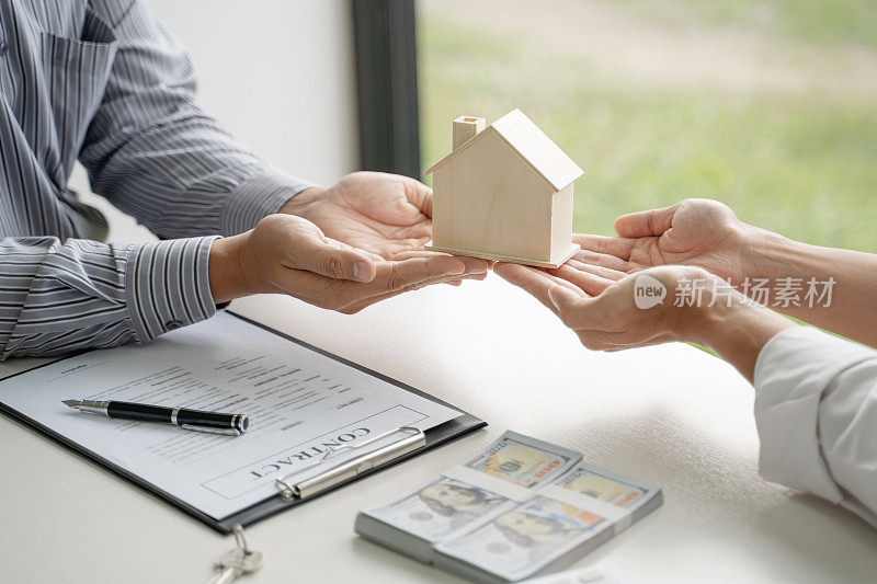 房地产经纪人或房屋经纪人与客户谈居住合同。