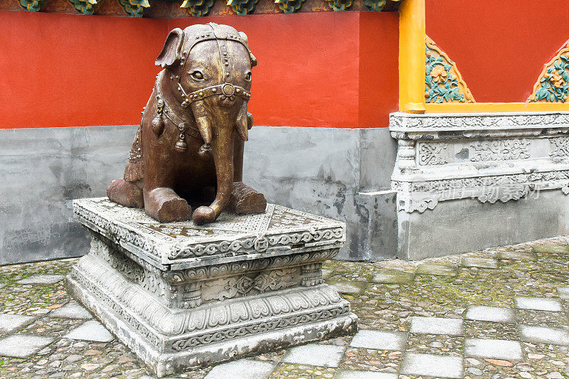 中国浙江省横店影视城的大象铜像。