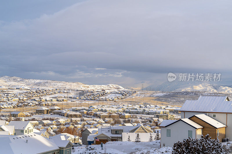 家在下雪的犹他谷社区与风景远山