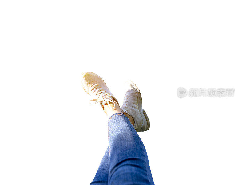 女人脚上穿着白色的鞋子和天空。复制空间的广告，标志或文本