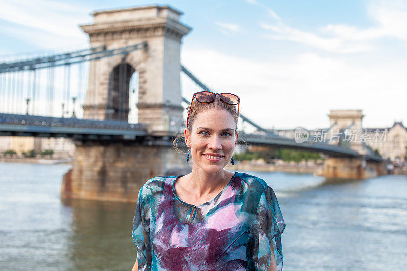 匈牙利布达佩斯，在链条桥摆姿势的快乐女人