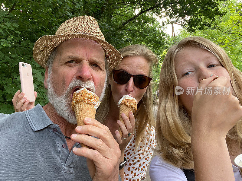 吃冰淇淋的父亲和女儿