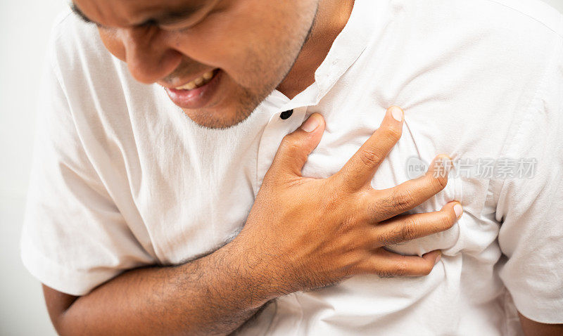 一个男人有心脏病。他用手捂着胸口，捏着心脏，他突然心脏病发作了。症状疼疼疼疼。