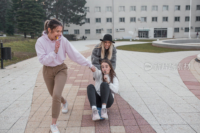 微笑着玩滑板的年轻女人