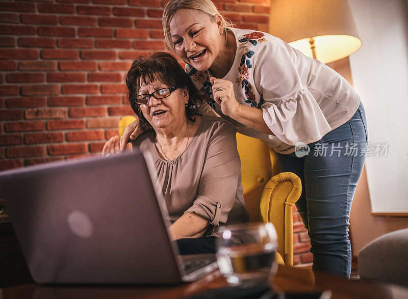 女人花时间与她年迈的母亲