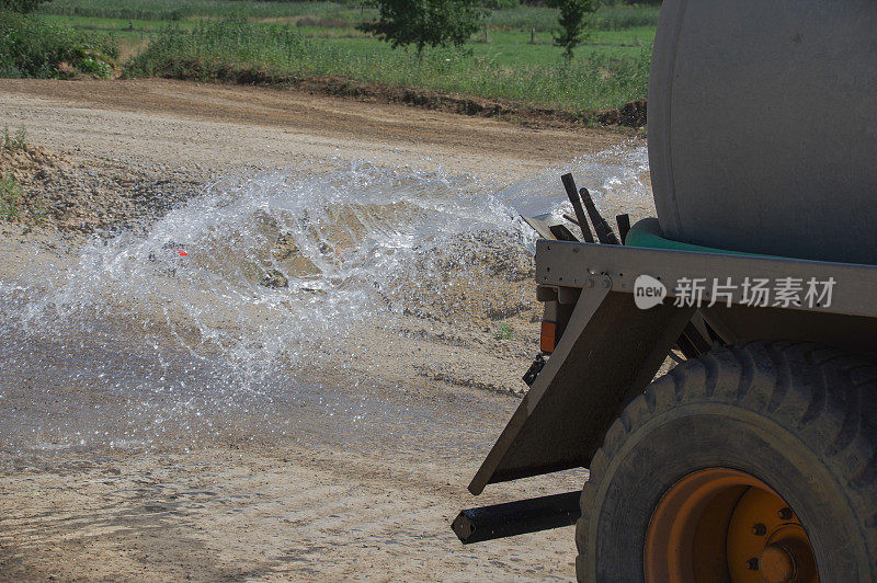 在建筑工地上喷水