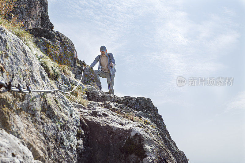 徒步旅行者攀登山