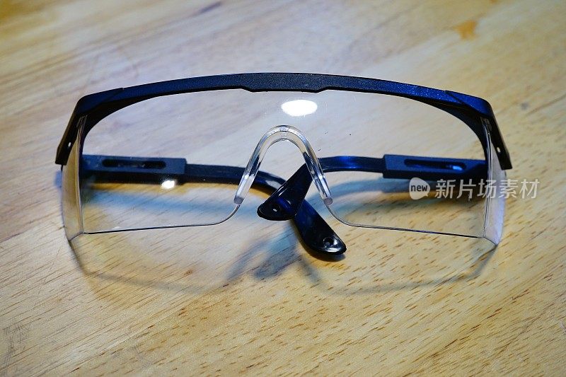 折叠的安全眼镜