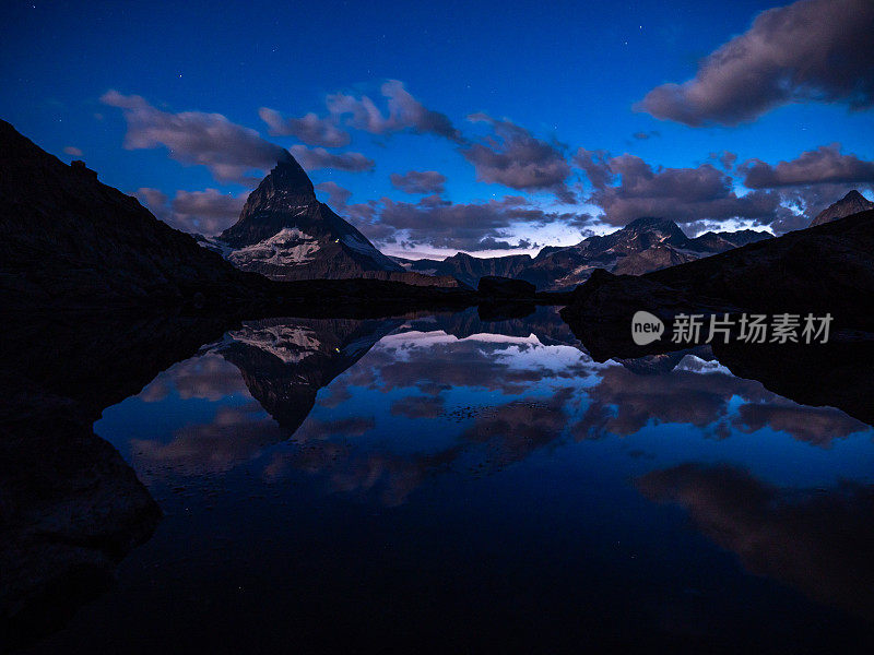 夜晚的马特洪峰，倒影在高山湖上