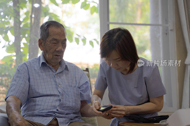 护士在家为老年人做体检。