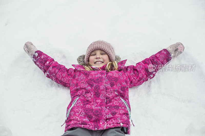小女孩在雪中玩耍