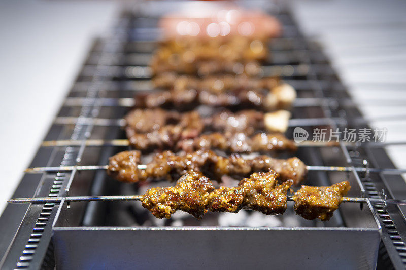 餐馆里烤肉架上的烤肉