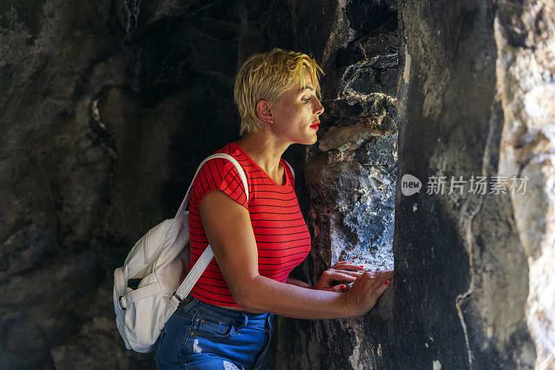 旅人女人在山洞里徘徊。