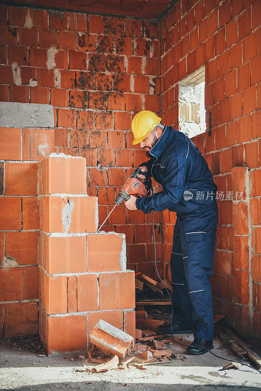 建筑工人钻墙